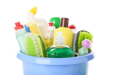 Beyaz arkaplanda temizlik malzemeleri seti