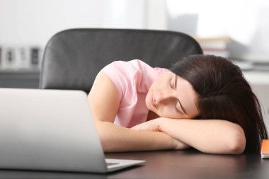 Yorgun öğrenci masada uyuyor.