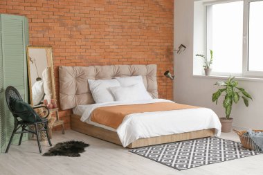 Güzel, şık bir yatak odası.