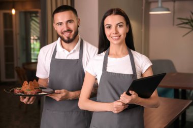 Restorandaki genç garsonların portresi.