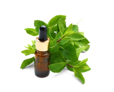 Beyaz arkaplanda nane yağı