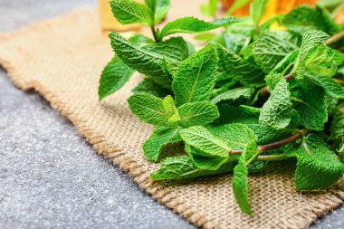 Masada taze yeşil nane, yakın plan.