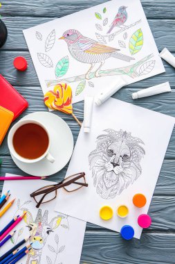 Tablonun üzerinde renkli resimler olan kompozisyon