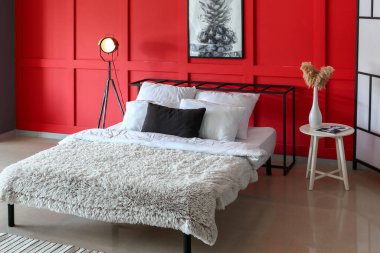 Modern şık yatak odasının içi.