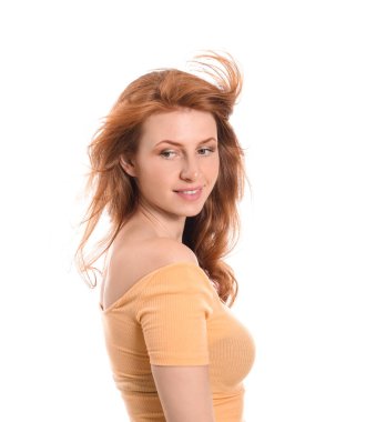 Beyaz arka planda güzel kızıl saçlı kadın.