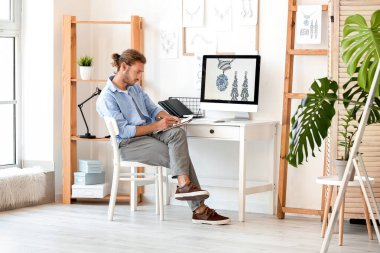 Ofiste çalışan erkek mücevher tasarımcısı