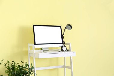 Renk duvarının yanındaki masadaki modern PC monitörü