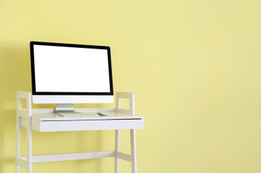 Renk duvarının yanındaki masadaki modern PC monitörü