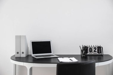 Ofiste modern bilgisayarla rahat bir iş yeri