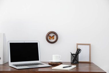 Ofiste modern bilgisayarla rahat bir iş yeri