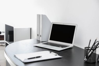 Ofiste modern bilgisayarla rahat bir iş yeri