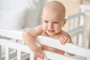 Evdeki yatakta tatlı bir bebek.