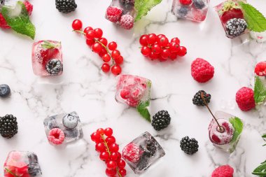 Beyaz arka planda donmuş böğürtlen