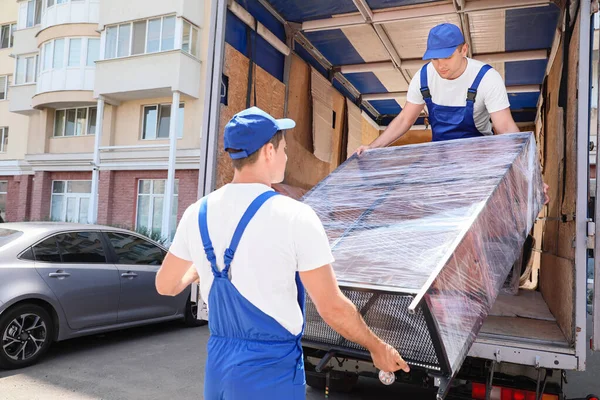 Teherautóból Bútort Szállító Rakodógépek — Stock Fotó