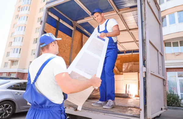 Radlader Holt Möbel Aus Lkw — Stockfoto