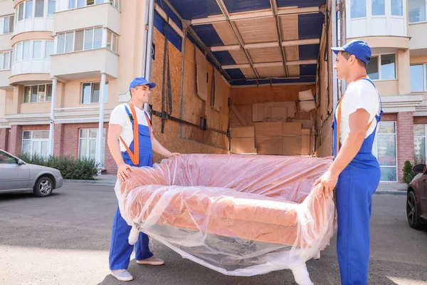 Loaders Taking Furniture Truck — Stock Photo, Image