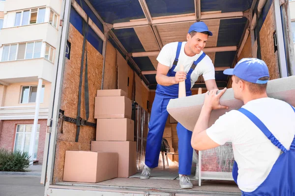 Radlader Holt Möbel Aus Lkw — Stockfoto