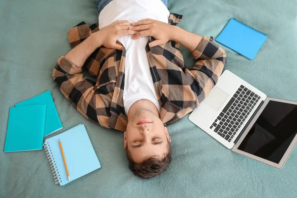 Estudiante Cansado Durmiendo Casa Vista Superior —  Fotos de Stock