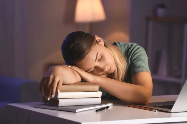 Estudiante Durmiendo Mesa Tarde Noche —  Fotos de Stock