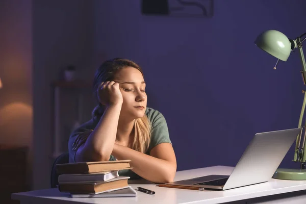 Estudiante Durmiendo Mesa Tarde Noche —  Fotos de Stock