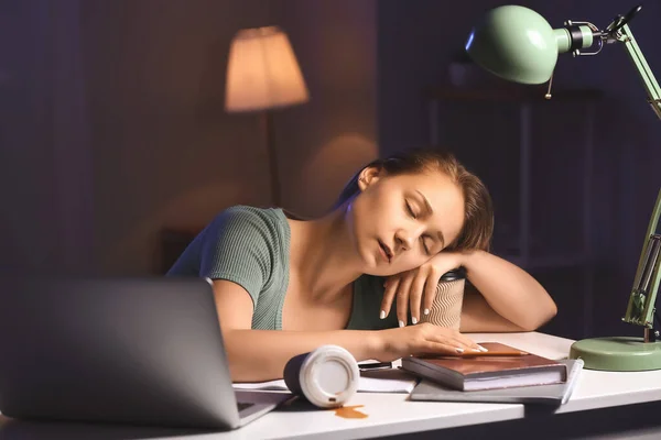 Estudiante Durmiendo Mesa Tarde Noche —  Fotos de Stock