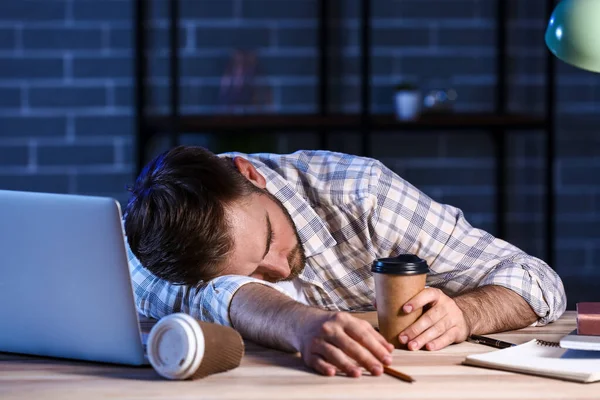 Student Spí Stolu Pozdě Večer — Stock fotografie