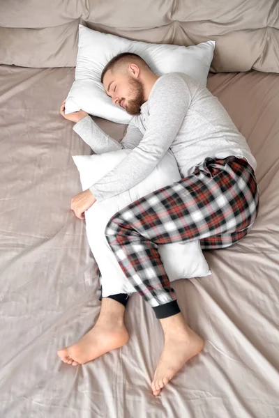 Jovem Dormindo Cama Casa — Fotografia de Stock