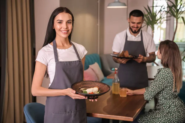 Ung Servitris Med Maträtt Restaurang — Stockfoto