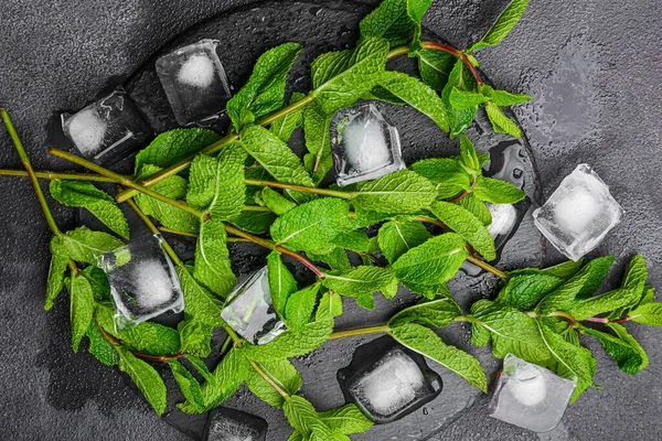 Menta Verde Fresca Cubitos Hielo Sobre Fondo Oscuro — Foto de Stock