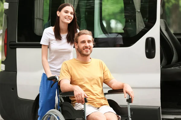 Young Woman Her Handicapped Husband Car Outdoors — Stock Photo, Image
