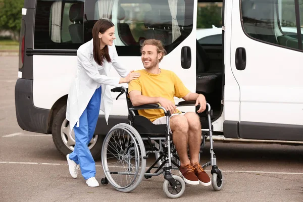 Lekarz Niepełnosprawny Mężczyzna Pobliżu Samochodu Zewnątrz — Zdjęcie stockowe