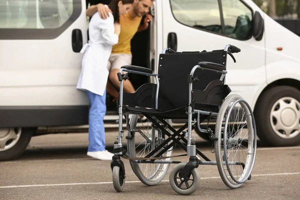 Médecin Aidant Homme Handicapé Asseoir Dans Voiture — Photo