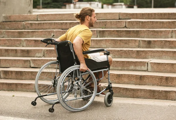 Νεαρός Αναπηρική Καρέκλα Κοντά Σκάλες — Φωτογραφία Αρχείου