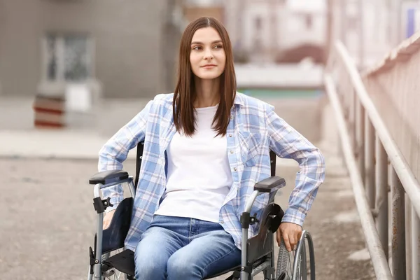 Mujer Joven Silla Ruedas Aire Libre — Foto de Stock