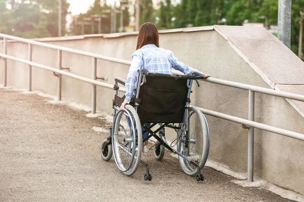 Dışarıda Tekerlekli Sandalyede Genç Bir Kadın Var — Stok fotoğraf