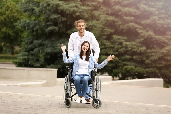 Médecin Jeune Femme Fauteuil Roulant Extérieur — Photo