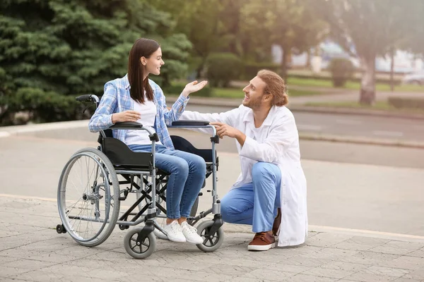 Arzt Und Junge Frau Rollstuhl Freien — Stockfoto