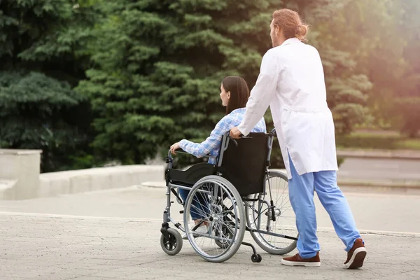 Médecin Jeune Femme Fauteuil Roulant Extérieur — Photo