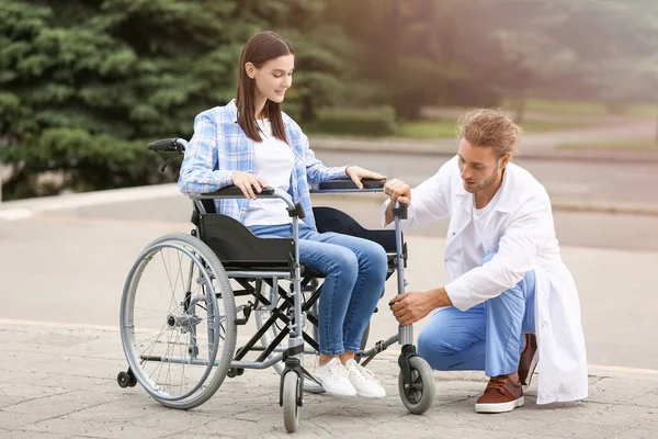 Médico Mujer Joven Silla Ruedas Aire Libre — Foto de Stock