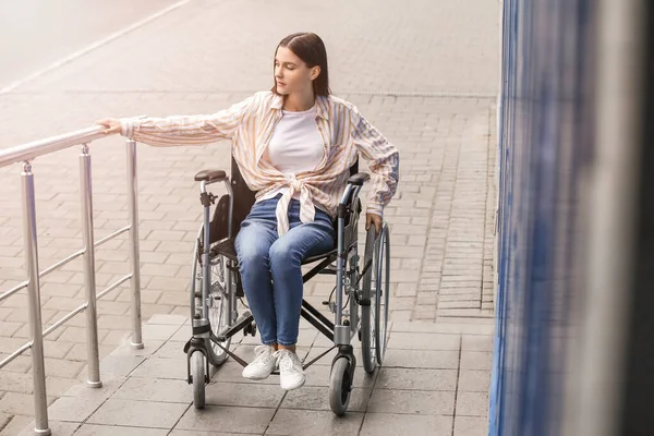 Junge Frau Rollstuhl Freien — Stockfoto