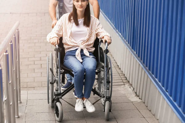 Jeune Homme Femme Fauteuil Roulant Sur Rampe Extérieur — Photo