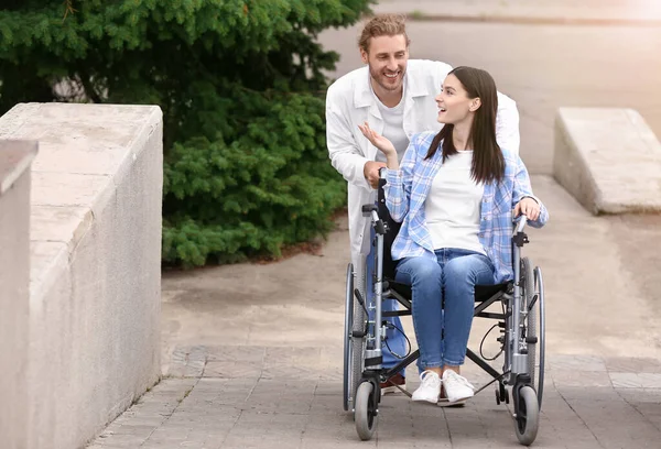 Médecin Jeune Femme Fauteuil Roulant Extérieur — Photo