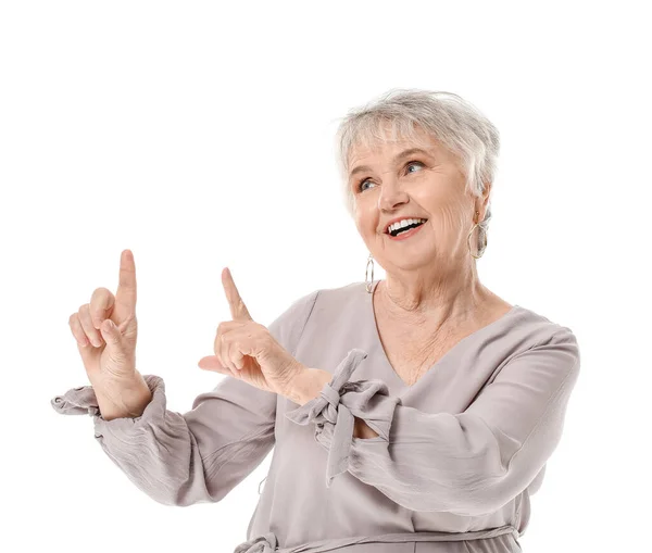 Elegante Mujer Mayor Señalando Algo Sobre Fondo Blanco — Foto de Stock