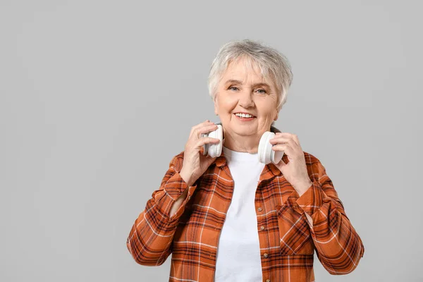 Cool Senior Woman Headphones Grey Background — Stock Photo, Image