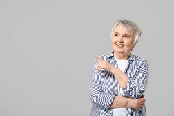 Stijlvolle Senior Vrouw Grijze Achtergrond — Stockfoto