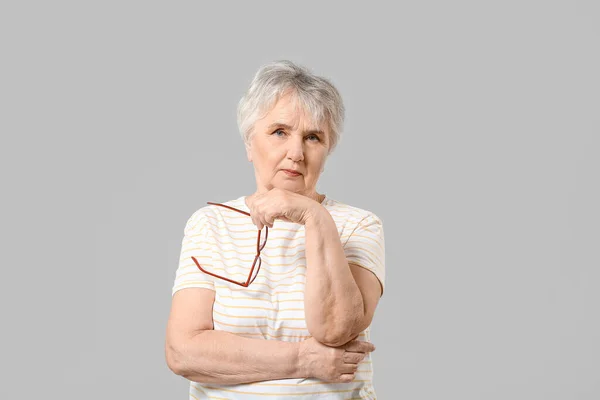 Stijlvolle Senior Vrouw Grijze Achtergrond — Stockfoto