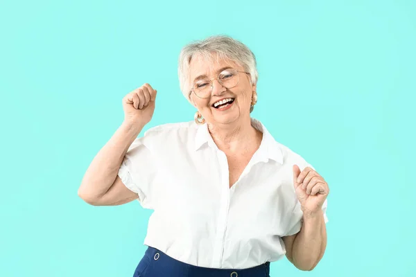 Snygg Senior Kvinna Färg Bakgrund — Stockfoto