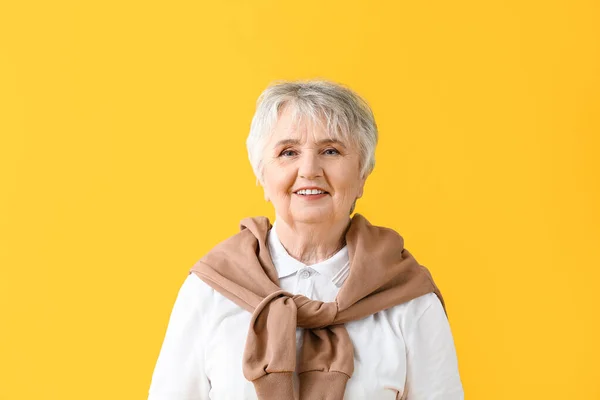 Stijlvolle Senior Vrouw Kleur Achtergrond — Stockfoto