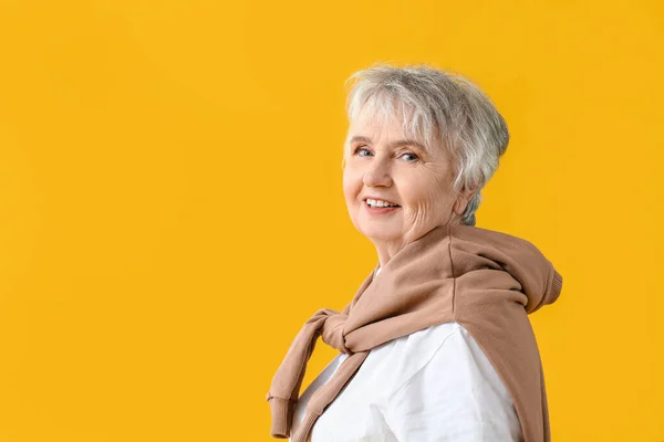 Stijlvolle Senior Vrouw Kleur Achtergrond — Stockfoto