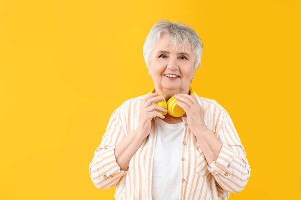 Stilvolle Seniorin Mit Kopfhörern Auf Farbigem Hintergrund — Stockfoto